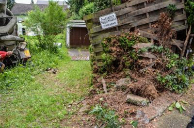 Benningen: Betonmischer macht sich selbststaendig, rammt 3 Autos und faehrt in einen Garten